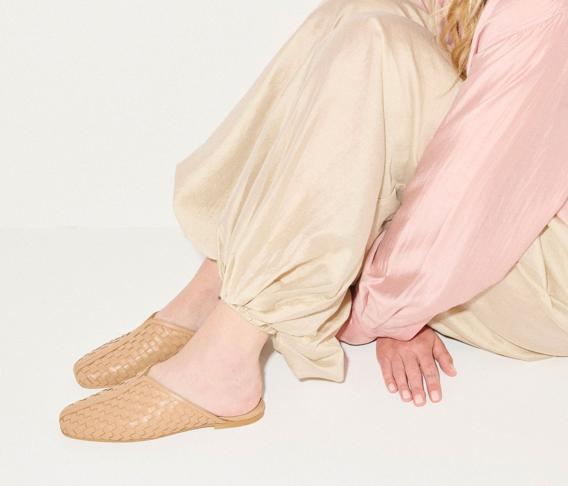 FREDA SALVADOR SAANVI WOVEN LEATHER SLIDE